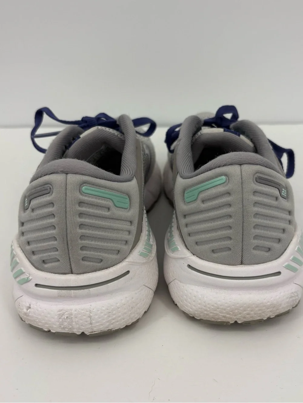 Brooks Adrenaline GTS 22 Running Shoes in Gray Women’s Size 7